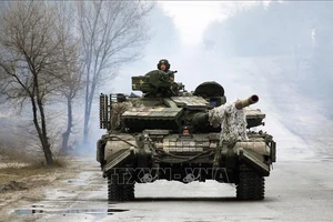 Quân nhân Ukraine trong cuộc xung đột với lực lượng Nga ở vùng Lugansk. Ảnh: AFP/TTXVN