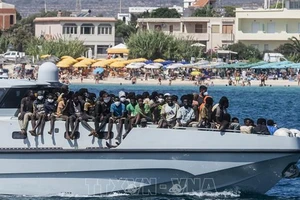 Hòn đảo nhỏ Lampedusa của Italy đang phải gồng mình đón nhận lượng người di cư, chủ yếu đến từ các nước Bắc Phi, lên tới 7000 người, gần bằng dân số của đảo, ngày 15-9-2023. Ảnh: AFP/TTXVN