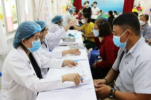 Nhân viên y tế thăm khám sức khỏe cho người dân