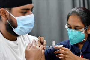 Nhân viên y tế tiêm vaccine phòng Covid-19 cho người dân tại Sydney, Australia. Ảnh: AFP/TTXVN