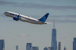Máy bay của United Airlines cất cánh tại Sân bay Quốc tế Newark Liberty ở Newark, bang New Jersey (Mỹ). Ảnh: TTXVN