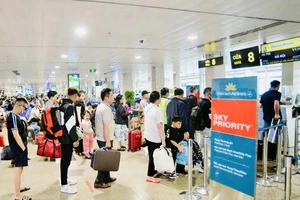 Hành khách làm thủ tục lên máy bay tại sân bay Tân Sơn Nhất