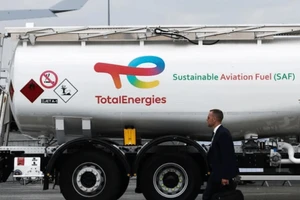 Một xe chở nhiên liệu hàng không bền vững của Pháp. Ảnh: REUTERS