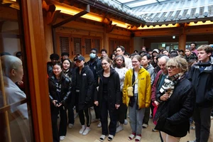 Sinh viên dàn nhạc Harvard-Radcliffe Orchestra tham gia “learncation” tại Hàn Quốc. Ảnh: KOREA TIMES