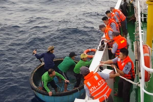 Tàu KN 473 cứu giúp ngư dân trên biển