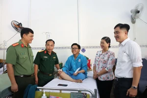Lãnh đạo quận 1 thăm anh Trần Nguyễn Phi 