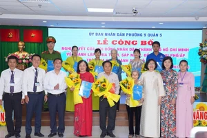 Phó Chủ tịch HĐND TPHCM Phạm Thành Kiên; Bí thư Quận ủy quận 5 Huỳnh Ngọc Nữ Phương Hồng tặng hoa chúc mừng đại diện các khu phố mới