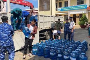 Vùng Cảnh sát biển 3 hỗ trợ nước uống cho người dân huyện Bình Đại, tỉnh Bến Tre