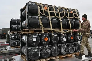 Lô tên lửa Javelins do Mỹ viện trợ được chuyển tới sân bay ở Kiev, Ukraine ngày 11-2-2022. Ảnh: AFP/TTXVN