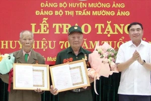 2 chiến sĩ Điện Biên nhận Huy hiệu 70 năm tuổi Đảng 