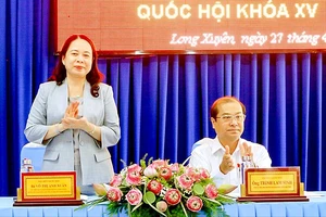 Quyền Chủ tịch nước Võ Thị Ánh Xuân tiếp xúc cử tri TP Long Xuyên, tỉnh An Giang. Ảnh: TTXVN