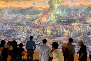 Bức tranh tròn và câu chuyện sống động về chiến trường Điện Biên xưa