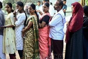 Cử tri Ấn Độ xếp hàng bỏ phiếu trong giai đoạn 2 của cuộc tổng tuyển cử tại Kerala ngày 26-4-2024. Ảnh: AFP/TTXVN