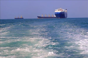 Tàu chở hàng (phải) bị lực lượng Houthi bắt giữ trên đường về cảng tỉnh Hodeida (Yemen) ngoài khơi Biển Đỏ, ngày 22-11-2023. Ảnh: AFP/TTXVN