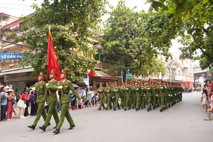 Người dân bên đường vẫy cờ đón đoàn diễu binh tổng duyệt 70 năm Chiến thắng Điện Biên Phủ