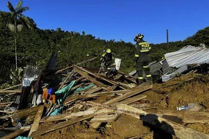 Lực lượng cứu hộ tìm kiếm nạn nhân tại hiện trường vụ lở đất ở tỉnh Choco, Tây Bắc Colombia, ngày 13-1-2024. Ảnh: AFP/TTXVN