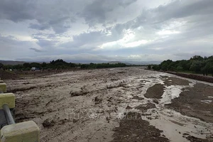 Bùn ngập sau lũ tại làng Logariha ở quận Nahrin, tỉnh Baghlan, ngày 10-5-2024. Ảnh: AFP/TTXVN