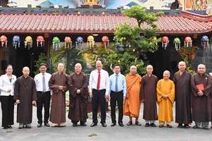 Lãnh đạo TPHCM thăm, chúc mừng Ban Trị sự Giáo hội Phật giáo Việt Nam TPHCM