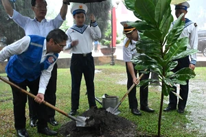 Phó Bí thư Thành ủy TPHCM Nguyễn Phước Lộc trồng cây bàng vuông của cán bộ, chiến sĩ và nhân dân huyện đảo Trường Sa gửi tặng trong khuôn viên Nhà truyền thống Chiến khu An Phú Đông