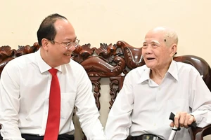 Phó Bí thư Thường trực Thành ủy TPHCM Nguyễn Hồ Hải ân cần thăm hỏi, động viên đồng chí Lê Thanh Long cùng người thân. Ảnh: VIỆT DŨNG