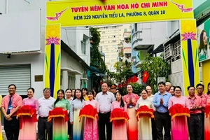 Lãnh đạo quận 10 cắt băng khánh thành "Tuyến văn hóa Hồ Chí Minh” tại hẻm 329 Nguyễn Tiểu La