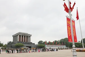 Lãnh đạo Đảng, Nhà nước vào Lăng viếng Chủ tịch Hồ Chí Minh. Ảnh: QUANG PHÚC