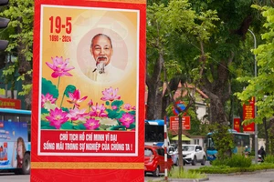 Hà Nội rợp cờ hoa chào mừng kỷ niệm 134 năm Ngày sinh Chủ tịch Hồ Chí Minh