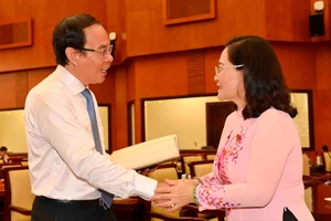 Bí thư Thành ủy TPHCM Nguyễn Văn Nên trao đổi cùng Chủ tịch HĐND TPHCM Nguyễn Thị Lệ trước thềm phiên họp. Ảnh: VIỆT DŨNG