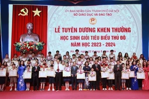 Lãnh đạo Bộ GD-ĐT, lãnh đạo thành phố Hà Nội chúc mừng các học sinh tiêu biểu