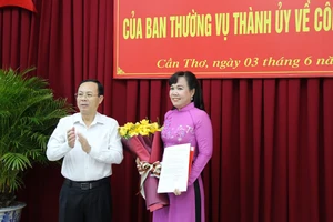 Đồng chí Nguyễn Văn Hiếu, Bí thư Thành ủy TP Cần Thơ tặng hoa chúc mừng đồng chí Võ Kim Thoa