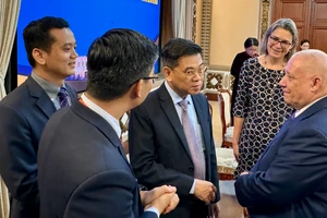 Phó Chủ tịch UBND TPHCM Nguyễn Văn Dũng (giữa) trao đổi cùng Ban giám đốc Đại học RMIT Việt Nam