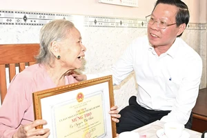 Chủ tịch UBND TPHCM Phan Văn Mãi thăm, chúc thọ người cao tuổi tiêu biểu