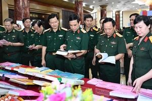 Lãnh đạo Bộ Quốc phòng, Tổng cục Chính trị Quân đội nhân dân Việt Nam tham quan một số mô hình học và làm theo Bác của các đơn vị cơ sở. Ảnh: Báo Nhân Dân