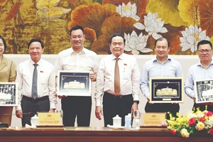 Chủ tịch Quốc hội Trần Thanh Mẫn tặng quà lưu niệm cho lãnh đạo các cơ quan báo chí. Ảnh: TTXVN