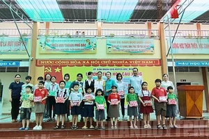 Trao tặng quà và học bổng cho các em học sinh khó khăn tại xã Tân Hiệp và Tân Thới Nhì. Ảnh: www.hcmcpv.org.vn