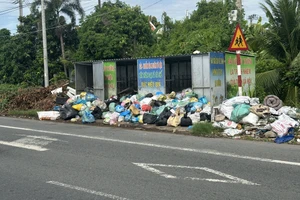 Bãi rác trước trụ sở UBND xã