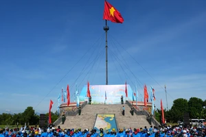 Các vận động viên chào cờ Tổ quốc và hát Quốc ca tại Kỳ đài ở khu Di tích quốc gia đặc biệt Đôi bờ Hiền Lương-Bến Hải0