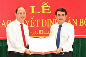 Phó Bí thư Thường trực Thành ủy TPHCM Nguyễn Hồ Hải trao quyết định cán bộ tại huyện Bình Chánh