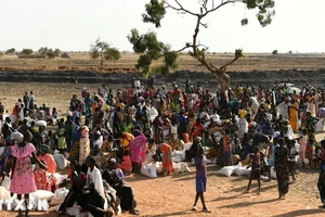 Người tị nạn chờ nhận lương thực cứu trợ tại Bentiu, Nam Sudan, ngày 6-2-2023. Ảnh: AFP/TTXVN