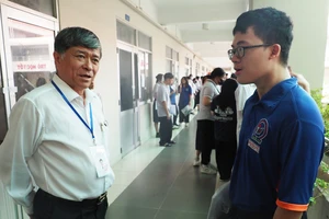 Giám đốc Sở GD-ĐT Nguyễn Văn Hiếu động viên thí sinh tại kỳ thi tốt nghiệp THPT năm 2024