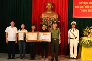 Lãnh đạo Sở LĐ-TBXH tỉnh, Công an tỉnh trao bằng Tổ quốc ghi công đến thân nhân liệt sĩ Trần Trung Hiếu