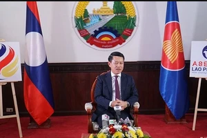 Phó Thủ tướng, Bộ trưởng Ngoại giao Lào Saleumxay Kommasith trả lời phỏng vấn báo chí. Ảnh: BÁO NHÂN DÂN