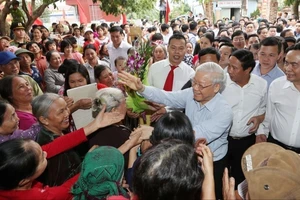 Tổng Bí thư Nguyễn Phú Trọng với nhân dân thôn Thượng Điện, xã Vinh Quang, huyện Vĩnh Bảo trong Ngày hội Đại đoàn kết toàn dân tộc thành phố Hải Phòng (15-11-2017). Ảnh: TTXVN