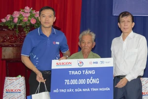 Báo SGGP trao kinh phí sửa nhà tình nghĩa, tặng quà gia đình chính sách tại huyện Gò Dầu, Tây Ninh