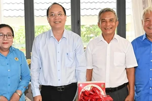 Đồng chí Nguyễn Hồ Hải thăm, tặng quà nguyên lãnh đạo Liên đoàn Lao động TPHCM