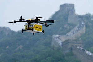 Drone giao hàng ở Vạn lý trường thành