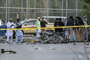 Cảnh sát điều tra tại hiện trường một vụ đánh bom ở Peshawar, Pakistan. Ảnh: AFP/TTXVN