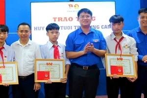 Đại diện Tỉnh đoàn Hà Tĩnh trao huy hiệu “Tuổi trẻ dũng cảm” và bằng khen đến 3 nam học sinh 