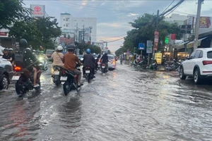 Đường Cách Mạng Tháng Tám, nằm ven sông Hậu thường xuyên bị ngập khi triều cường dâng cao