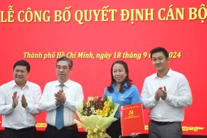 Đồng chí Nguyễn Phước Lộc cùng lãnh đạo Ban Tổ chức Thành ủy TPHCM, Hepza tặng hoa chúc mừng đồng chí Vũ Thế Vân